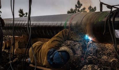 Un obrero trabaja en la construcción de un gasoducto de Gas Natural.