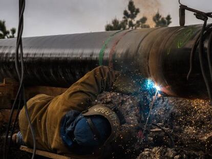 Un obrero trabaja en la construcción de un gasoducto de Gas Natural.