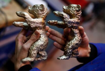 Los Osos de bronce de la Berlinale en distintas etapas de producción.