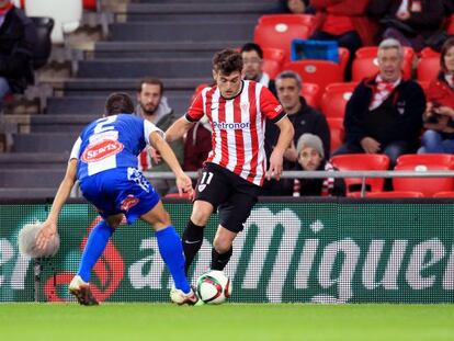 El jugador del Athletic de Bilbao Ibai Gómez trata de superar la defensa de Salvador, del Alcoyano.