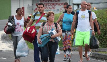 Un grupo de migrantes cubanos espera a ser ubicado en hoteles.