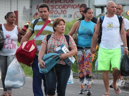 Un grupo de migrantes cubanos espera a ser ubicado en hoteles.