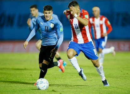 Giovanni González ante Ángel Romero, en el último partido de Uruguay en el Centenario frente a Paraguay.