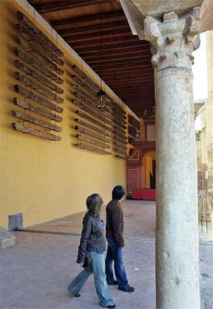 Vista de las vigas del siglo V instaladas en el patio de los Naranjos de la Mezquita.