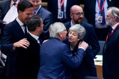 Jean-Claude Juncker, presidente de la Comisión Europea, saluda a Theresa May, primera ministra británica, minutos después de la cumbre. 