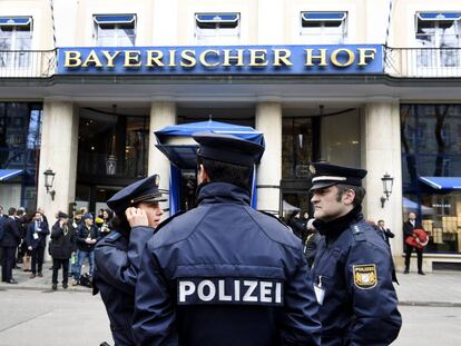 Policías alemanes vigilan las inmediaciones del Bayerischer Hof, el hotel donde se celebra la Conferencia de Seguridad de Múnich.