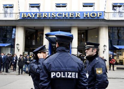 Policías alemanes vigilan las inmediaciones del Bayerischer Hof, el hotel donde se celebra la Conferencia de Seguridad de Múnich.