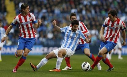 Isco, rodeado por Filipe Luis, Koke y God&iacute;n