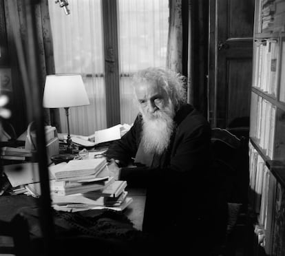 Gaston Bachelard en su casa  en Par&iacute;s durante una entrevista.