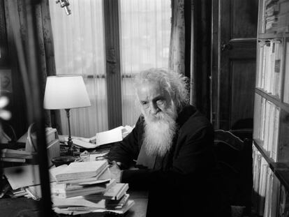 Gaston Bachelard en su casa  en Par&iacute;s durante una entrevista.