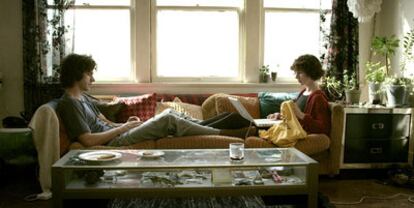 Hamish Linklater (izquierda) y Miranda July, en<i> El futuro.</i>