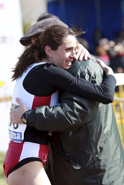 Nuria Fernández se abraza a su entrenador tras ganar.