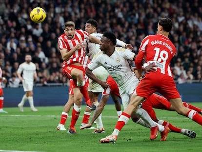 Vinicius durante la acción del segundo gol del Real Madrid ante el Almería.