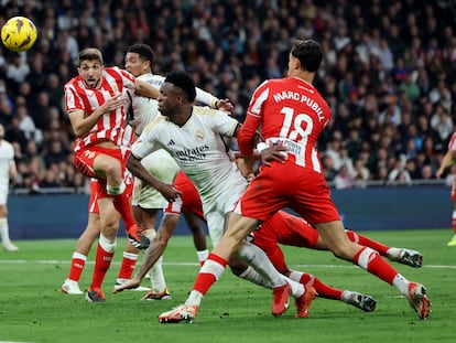 Vinicius marca el segundo gol del Real Madrid ante el Almería, tanto revisado por el VAR.
