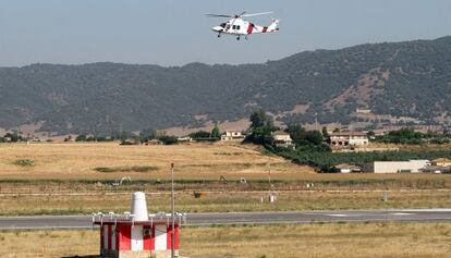 Un helic&oacute;ptero despega desde el aeropuerto de C&oacute;rdoba