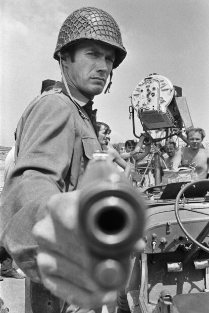 El fotógrafo abulense fundó una agencia, Cosmo Press, fueron unos años en los que fotografió los rodajes de las estrellas del cine que venían a España. También viajó fuera, a Yugoslavia en el caso de del rodaje de 'Los violentos de Kelly', en 1969, con Clint Eastwood.