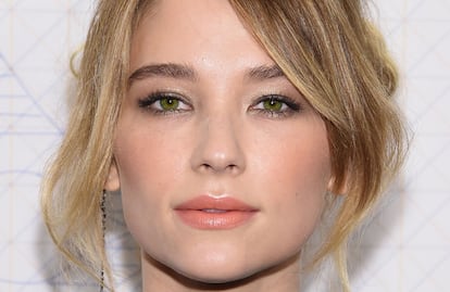 La chica de moda se llama Haley Bennett (y tiene una de las miradas más impresionantes del momento). No, su tono de verde intenso no es obra del Photoshop.