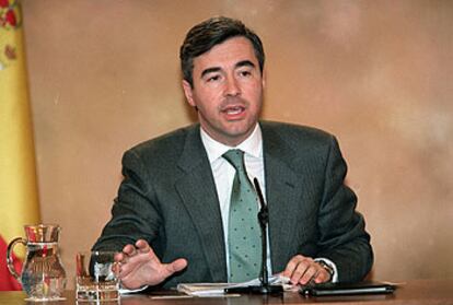 El ministro del Interior, Ángel Acebes, ayer, al anunciar el traslado del talibán español.