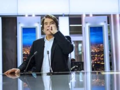 El empresario francés Bernard Tapie asiste a un programa de la noche en el canal France 2 hoy, lunes 1 de julio de 2013, en París (Francia).