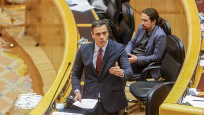 El presidente del Gobierno, Pedro Sánchez, en su intervención junto al vicepresidente segundo, Pablo Iglesias, durante una sesión de control en el Senado en junio.