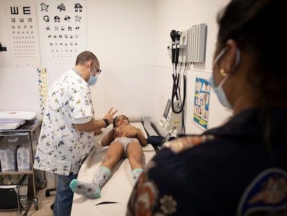 Una niña recibe las instrucciones del pediatra en el CAP Casernes de Barcelona.