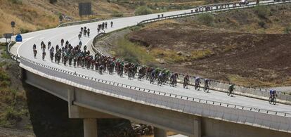 El pelotón durante la decimotercera etapa de la Vuelta Ciclista a España.
