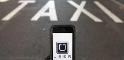 Logo de Uber en un m&oacute;vil.