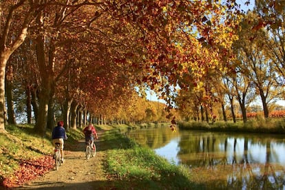 Unos 8.500 kilómetros de canales surcan Francia y enlazan cinco ríos (Sena, Loira, Garona, Rin y Ródano). El más conocido es el canal du Midi, construido a finales del siglo XVII y declarado en 1996 patrimonio mundial por la Unesco. Una vía fluvial de más de 240 kilómetros entre Toulouse y Sète, en la región de Occitania. Uno de sus tramos pasa por la imponente fortaleza de Carcasona. En Toulouse, el Midi se junta con el canal del Garona formando el canal des Deux Mers, navegable desde el Atlántico hasta el Mediterráneo. En la foto, Dos ciclistas junto al canal du Midi, a su paso por Roubia (Francia). <br><br>Más información: <a href="https://turismo-occitanie.es/" target="_blank">turismo-occitanie.es</a>