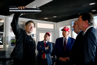 Elon Musk en una visita junto a Donald Trump a la sala de control del megacohete SpaceX Starship en Brownsville (Texas), el pasado noviembre.