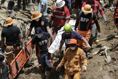 Los rescatadores llevan un cuerpo que recuperaron en el lugar donde se cree que las víctimas fueron enterradas en un deslizamiento de tierra provocado por el tifón Mangkhut, en Itogon, norte de Filipinas.