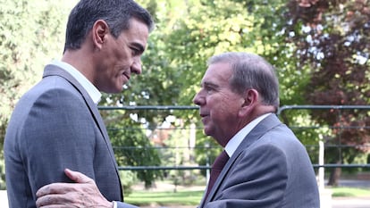 El presidente del Gobierno, Pedro Sánchez, con el opositor venezolano Edmundo González en el Palacio de La Moncloa, en Madrid, este jueves.