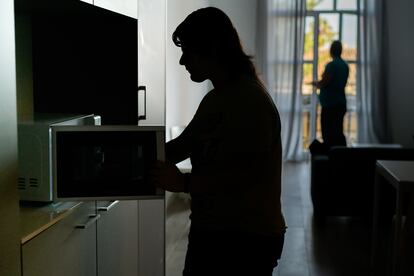 Pedro y Valeria en el piso que comparten con una tercera persona en València.