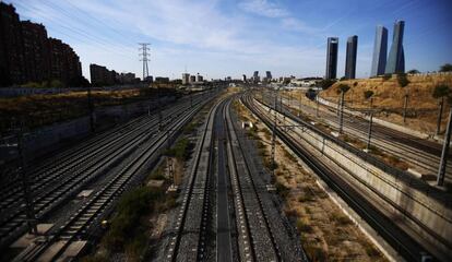 Parte de la zona norte de Madrid afectada por la paralizada Operaci&oacute;n Chamart&iacute;n, v&iacute;as de tren de la estaci&oacute;n ferroviaria de Chamart&iacute;n, en primer t&eacute;rmino.
