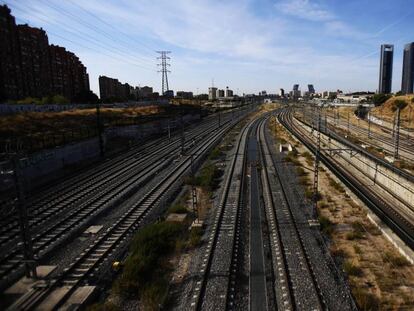 Parte de la zona norte de Madrid afectada por la paralizada Operaci&oacute;n Chamart&iacute;n, v&iacute;as de tren de la estaci&oacute;n ferroviaria de Chamart&iacute;n, en primer t&eacute;rmino.