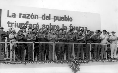 Inauguración de una escuela militar, de izquierda a derecha en la primera fila: Tomás Borge (ministro del Interior), Víctor Tirado López, Humberto Ortega (ministro de Defensa), Henry Ruiz (ministro de Plan), Jaime Wheelock (ministro de Reforma Agraria), Ballarto Arce (secretario político del Frente Sandinista), Carlos Nuñéz, Luis Carrión (nº2 del ministerio del Interior), Daniel Ortega (Cordinador de la Junta), Sergio Ramírez (miembro de la Junta),  Rafael Cordova Rivas (miembro de la Junta), en 1983.