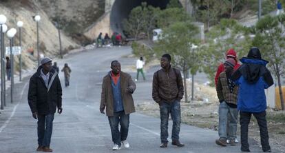 Un grupo de temporeros inmigrantes, en Jaén.