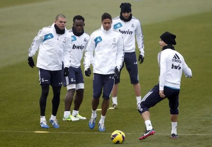 Pepe, Essien, Varane, Benzema y Cristiano, durante un entrenamiento