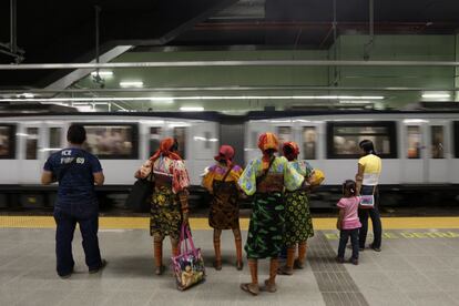 Mujeres indígenas de la etnia Guna Yala esperan a que pase el metro, en un andén de la estación central de la línea 1.