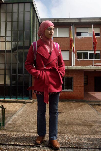 Najwa Malha, en la entrada del instituto Camilo José Cela.