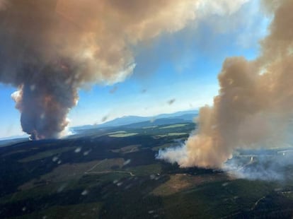 Columnas de humo de los incendios forestales en Long Loch y Derrickson Lake, en Central Okanagan (Canadá), el 30 de junio. Las temperaturas han superado los 49 grados en Canadá y en algunos casos no han bajado de los 20 por las noches en unas latitudes en las que no están acostumbrados a un calor tan intenso.