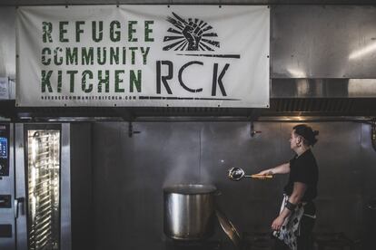 Un voluntario de una asociación local cocina para los migrantes de Calais.