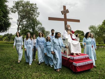 Inri Cristo junto a miembros de su congregación, formada mayoritariamente por mujeres.