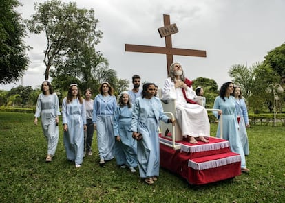 Inri Cristo junto a miembros de su congregación, formada mayoritariamente por mujeres.