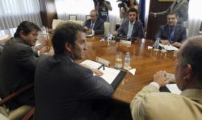 GRA215. MADRID, 22/07/2013.- El ministro de Industria, José Manuel Soria (c, de frente), durante la reunión que ha mantenido hoy representantes de las tres Comunidades Autónomas más afectadas por la situación del naval (País Vasco, Galicia y Asturias), sindicatos y astilleros para "consensuar" los próximos pasos, tras conocerse la decisión de la CE sobre la devolución de las ayudas al sector. A este encuentro, celebrado hoy en la sede del Ministerio de Industria en Madrid, han asistido entre otros, el presidente del Principado de Asturias, Javier Fernández (i); el de la Xunta de Galicia, Alberto Núñez Feijóo (c, de espaldas), y el presidente de la Patronal de Astilleros privados (PYMAR), Álvaro Platero (d, de espaldas). EFE/Kote Rodrigo