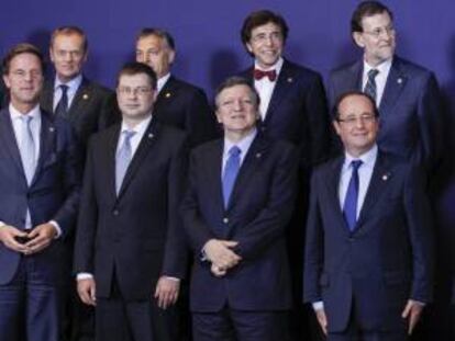 De izqa a dcha abajo: el primer ministro holandés Mark Rutte, su homólogo letón Valdis Dombrovskis, el presidente de la Comisión Europea José Manuel Barroso y el presidente francés François Hollande; y de izqa a dcha arriba: el primer ministro polaco Donald Tusk, su homólogo húngaro Viktor Orban, el primer ministro belga Elio Di Rupo y el presidente español Mariano Rajoy durante la foto de familia de la cumbre europea celebrada en Bruselas, Bélgica el pasado mes de junio. EFE/Archivo