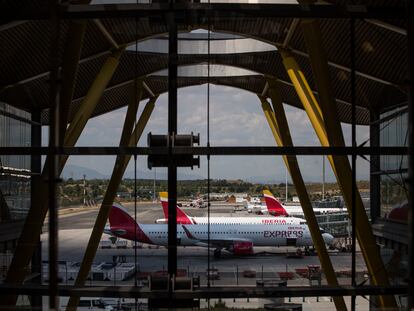 Aviones de Iberia situados en la pista de la Terminal T-4 del Aeropuerto Adolfo Suárez Madrid-Barajas, en junio de 2021.