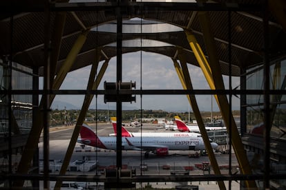 Aviones de Iberia situados en la pista de la Terminal T-4 del Aeropuerto Adolfo Suárez Madrid-Barajas, en junio de 2021.