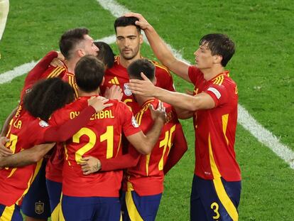Jugadores de España celebran la victoria en el partido de fútbol del grupo B de la Eurocopa 2024 entre España e Italia, en Gelsenkirchen (Alemania), el 20 de junio de 2024.