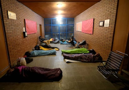 Centenars de ciutadans han passat la nit en desenes de col·legis de tot Catalunya i a primera hora del matí han començat a assajar algunes estratègies per resistir al desallotjament dels locals.