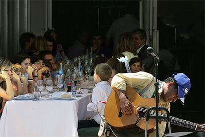 Comida familiar en el restaurante La Rosa, uno de los ms conocidos de la playa de Las Arenas, en Valencia.